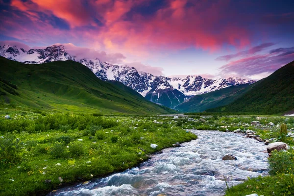 Felhős égbolt, a lábánál mt. shkhara — Stock Fotó