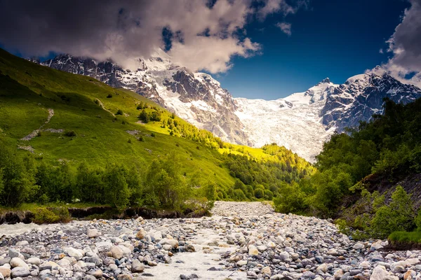 Río en valle de montaña —  Fotos de Stock
