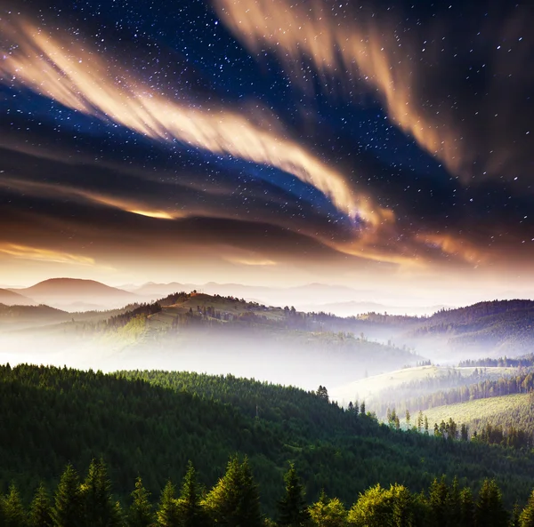 Milchstraße über die Berge Landschaft — Stockfoto