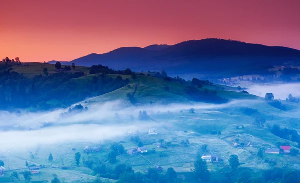 幻想的な朝の山の風景 — ストック写真