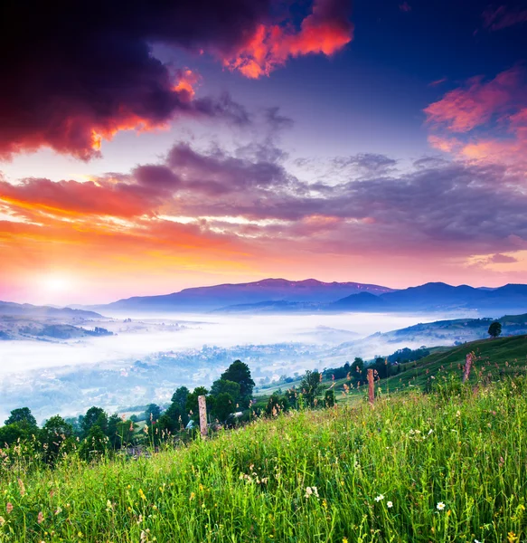 Fantástica manhã paisagem de montanha — Fotografia de Stock
