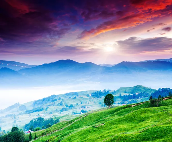 Фантастичний ранковий гірський пейзаж — стокове фото
