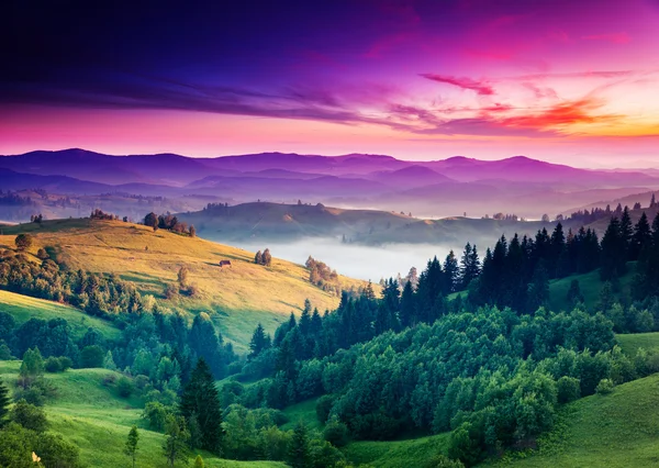 Фантастичний ранковий гірський пейзаж — стокове фото