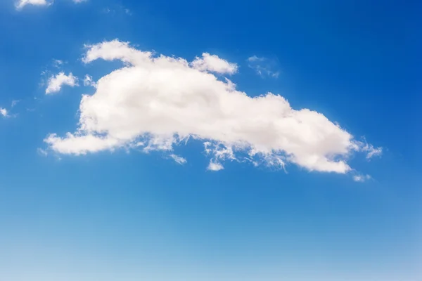 Witte pluizige wolken in de hemel — Stockfoto