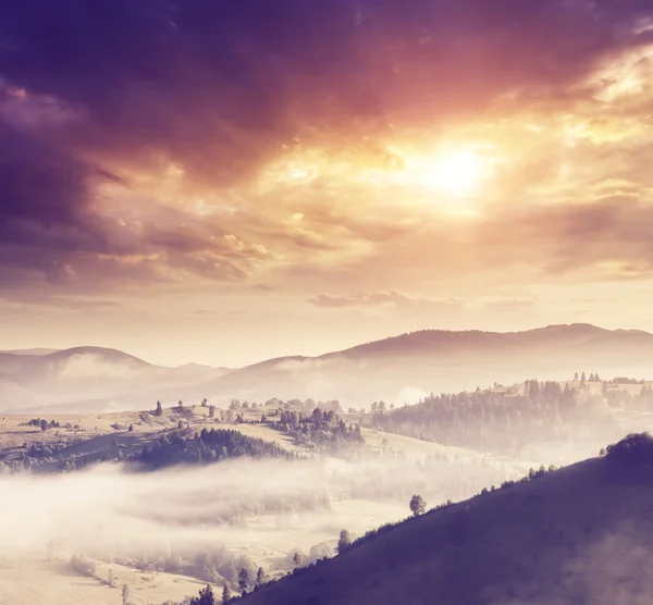Сонячні пагорби під ранковим небом — стокове фото