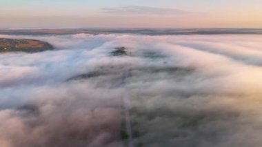İnsansız hava aracı nefes kesen kırsal alanda ve tarım arazisinde uçuyor. Sinematik hava çekimi. Yeri Dnister Kanyonu, Ukrayna, Avrupa. Toprağın güzelliğini keşfedin. 4k 'lık İHA videosuyla çekildi..