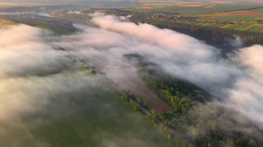 İnsansız hava aracı nefes kesen bir sabah manzarasının üzerinde uçuyor. Sinematik hava çekimi. Dnister ya da Dniestr Kanyonu, Ukrayna, Avrupa. Toprağın güzelliğini keşfedin. 4k 'lık İHA videosuyla çekildi..
