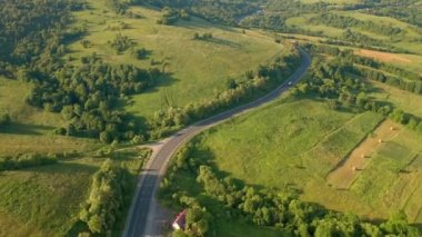 İnsansız hava aracı dağ geçidinden geçen bir yolun üzerinden uçuyor. 4k, İHA videosu ile çekilmiştir..