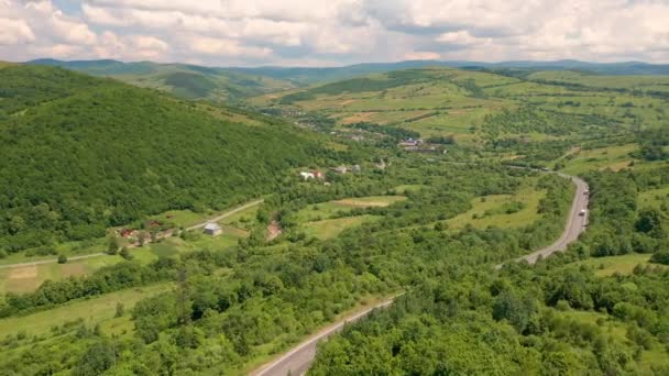 Drone Vliegt Een Weg Die Door Een Bergpas Gaat Gefilmd — Stockvideo