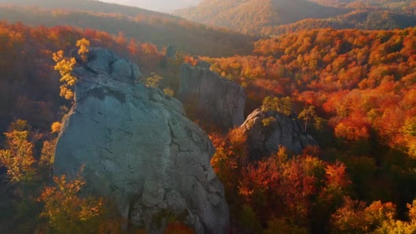 Drone Voa Sobre Pedras Calcário Épicas Dia Ensolarado Filmado Vídeo — Vídeo de Stock