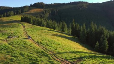 Drone off-road yapan bir SUV 'yi takip ediyor. 4k, İHA videosu ile çekilmiştir..