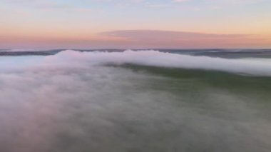 Sisli kırsal manzaranın manzarası. Sinematik hava görüntüleri, tarım arazisinin insansız hava aracı uçuşu. Dnister ya da Dniestr Kanyonu, Ukrayna, Avrupa. Toprağın güzelliğini keşfedin. 4K 'da çekilmiş..