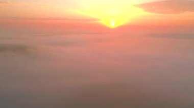 Güneş doğarken bulutların fantastik okyanusunu kuş bakışı izlemek. Sinematik hava görüntüsü, İHA uçuşu. Dinyester 'in yeri, Ukrayna, Avrupa. Toprağın güzelliğini keşfedin. 4k 'lık İHA videosuyla çekildi..