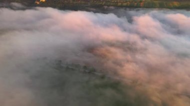 İnsansız hava aracı nefes kesen kırsal alanda ve tarım arazisinde uçuyor. Sinematik hava çekimi. Yeri Dnister Kanyonu, Ukrayna, Avrupa. Toprağın güzelliğini keşfedin. 4k 'lık İHA videosuyla çekildi..