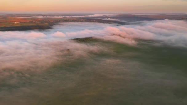 霧の多い農村風景の風景トップビュー 映画の空中撮影 農地のドローン飛行 場所Dnister Dniestr渓谷 ウクライナ ヨーロッパ 地球の美しさを発見 4Kで撮影 — ストック動画