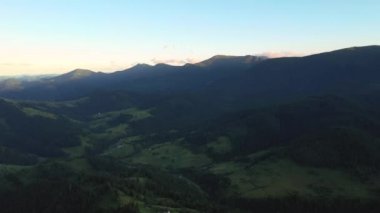 Güneşli bir günde yeşil alp çayırlarıyla muhteşem bir dağ vadisi. Karpat Dağları, Ukrayna, Avrupa. Sinematik hava çekimi. Toprağın güzelliğini keşfedin. 4k, İHA videosu ile çekilmiştir..