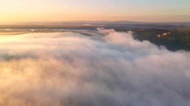 Güneşin doğuşunda bulutların güzel okyanusunun muhteşem manzarası. Sinematik hava görüntüsü, İHA uçuşu. Dnister ya da Dniestr Kanyonu, Ukrayna, Avrupa. Toprağın güzelliğini keşfedin. 4K 'da çekilmiş..