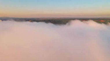 Güneşin doğuşunda bulutların güzel okyanusunun muhteşem manzarası. Sinematik hava görüntüsü, İHA uçuşu. Dnister ya da Dniestr Kanyonu, Ukrayna, Avrupa. Toprağın güzelliğini keşfedin. 4K 'da çekilmiş..