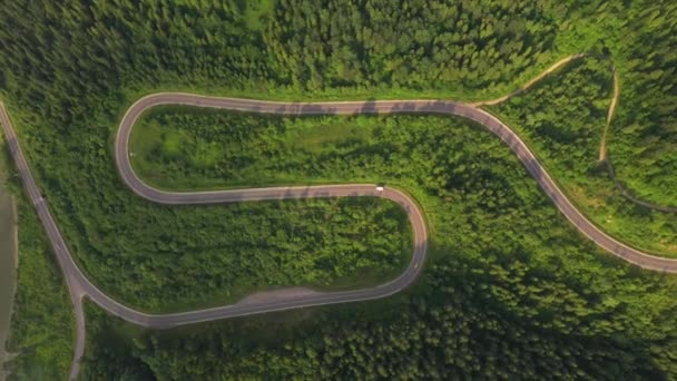 Vue de dessus depuis un hélicoptère survolant une route sinueuse. Lieu de localisation montagnes des Carpates, Ukraine, Europe. Tournage aérien cinématographique. Explorez la beauté du monde. Filmé en 4k, drone vidéo.