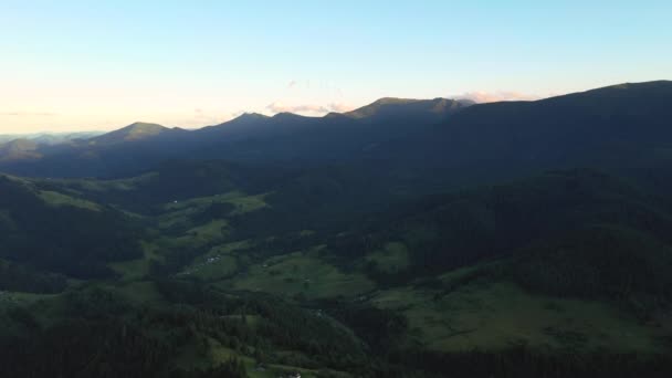 Espléndido Valle Montañoso Día Soleado Con Verdes Prados Alpinos Ubicación — Vídeo de stock