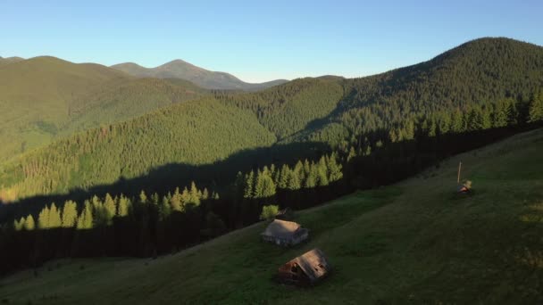Vale Montanhoso Pitoresco Com Prados Alpinos Pela Manhã Localização Lugar — Vídeo de Stock