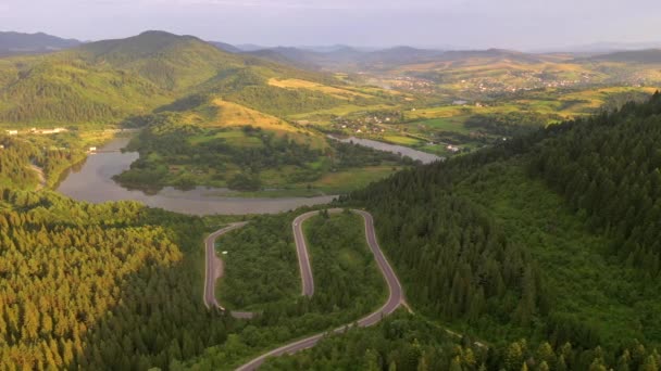 ドローンは山を通過する曲がりくねった道を飛ぶ 場所カルパチア山脈 ウクライナ ヨーロッパ 空中での撮影 地球の美しさを発見 4Kで撮影されたドローンビデオ — ストック動画