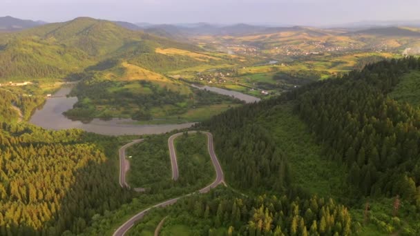 산속을 지나는 구불구불 한길을 날아가고 장소는 우크라이나 유럽의 카르파티아 산이다 — 비디오