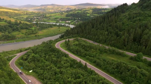 无人机飞过一条蜿蜒曲折的穿过高山的道路 乌克兰喀尔巴阡山脉 电影空中拍摄 发现地球的美丽 以4K 无人驾驶视频拍摄 — 图库视频影像