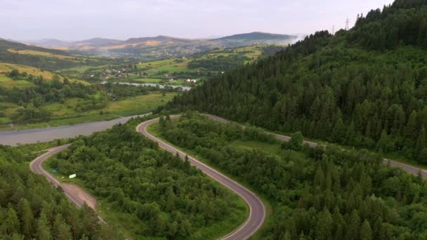 Dron Przelatuje Nad Krętą Drogą Która Przechodzi Przez Przełęcz Górską — Wideo stockowe