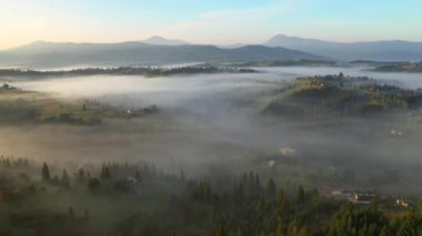 İnsansız hava aracı güneş doğarken muhteşem bir dağ vadisinde uçuyor. 4k, İHA videosu ile çekilmiştir..
