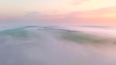 İnsansız hava aracı, tarım arazilerini kaplayan yoğun bir sabah sisinin üzerinde uçuyordu. 4k, İHA videosu ile çekilmiştir..