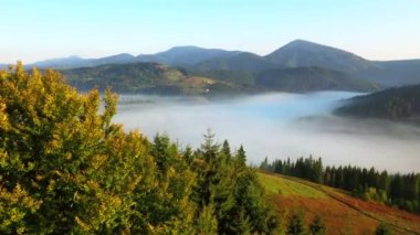 İnsansız hava aracı güneş doğarken muhteşem bir dağ vadisinde uçuyor. 4k, İHA videosu ile çekilmiştir..