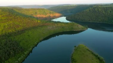 Dinyester Nehri 'nin dolambaçlı kanyonuna bakan bir drondan ateş etmek. 4k, İHA videosu ile çekilmiştir..