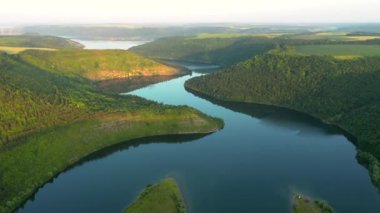 Dinyester Nehri 'nin dolambaçlı kanyonuna bakan bir drondan ateş etmek. 4k, İHA videosu ile çekilmiştir..