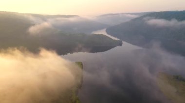Dinyester Nehri 'nin dolambaçlı kanyonuna bakan bir drondan ateş etmek. 4k, İHA videosu ile çekilmiştir..