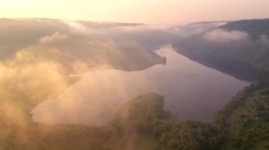 Dinyester Nehri 'nin sisli bir sabahının insansız hava aracından ateş etmek. 4k, İHA videosu ile çekilmiştir..