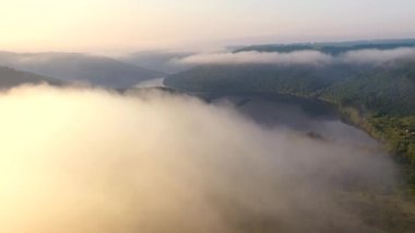 Dinyester Nehri 'nin dolambaçlı kanyonuna bakan bir drondan ateş etmek. 4k, İHA videosu ile çekilmiştir..