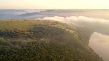 Dinyester Nehri 'nin sisli bir sabahının insansız hava aracından ateş etmek. 4k, İHA videosu ile çekilmiştir..