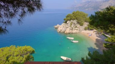 Sabahın ilk ışıklarıyla sakin bir körfez. Brela tatil beldesi, Makarska riviera, Hırvatistan.