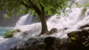 Skradinski buk Krka Ulusal Parkı 'nın en popüler şelalesidir. 4K videosunda çekildi.