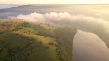 Dinyester Nehri 'nin sisli bir sabahının insansız hava aracından ateş etmek. 4k, İHA videosu ile çekilmiştir..