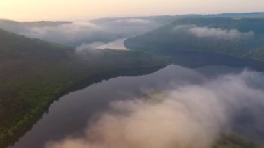 Dinyester Nehri 'nin dolambaçlı kanyonuna bakan bir drondan ateş etmek. 4k, İHA videosu ile çekilmiştir..