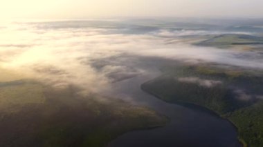 Dinyester Nehri 'nin sisli bir sabahının insansız hava aracından ateş etmek. 4k, İHA videosu ile çekilmiştir..