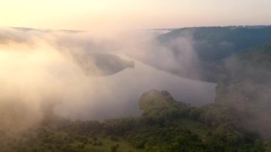 Dinyester Nehri 'nin sisli bir sabahının insansız hava aracından ateş etmek. 4k, İHA videosu ile çekilmiştir..