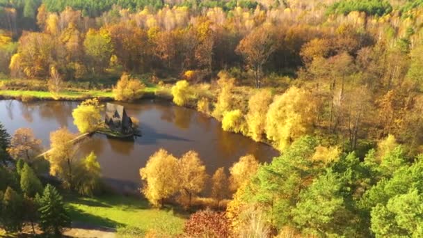 Dřevěný Starý Rybářský Dům Malém Ostrově Podzimním Parku Natočeno Drone — Stock video
