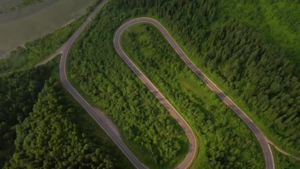 Vista Superior Helicóptero Voando Sobre Uma Estrada Sinuosa Que Passa — Vídeo de Stock