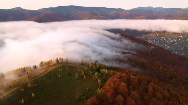 Die Drohne Fliegt Über Den Nebel Der Über Den Kamm — Stockvideo