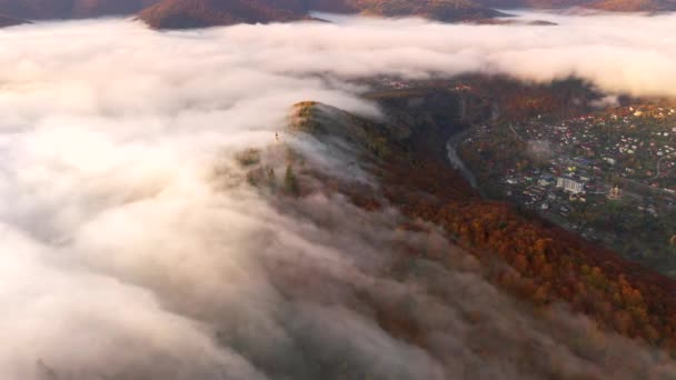 ドローンは山の範囲をカバーする厚い朝の霧の上を飛ぶ 4Kで撮影されたドローンビデオ — ストック動画