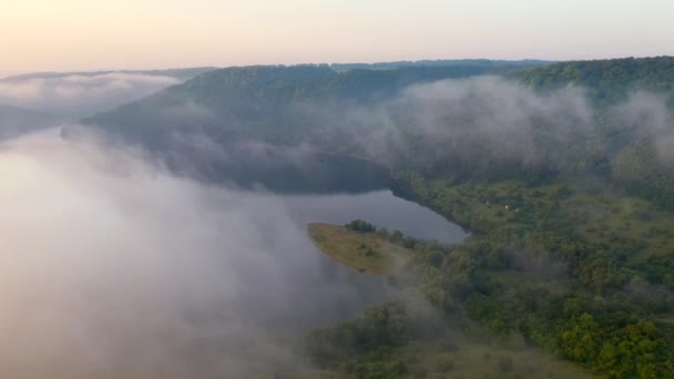 ドニエスター川の霧深い朝の風景のドローンから撮影 4Kで撮影されたドローンビデオ — ストック動画