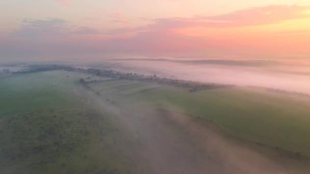 Drone Volando Sobre Una Espesa Niebla Matutina Que Cubría Las — Vídeos de Stock